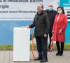 Feierliche Inbetriebnahme der größte zusammenhängende Photovoltaikanlage bei Dräxlmaier mit dem bayerischen Wirtschaftsminister Hubert Aiwanger(vorne).