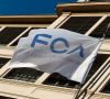 FCA (Fiat-Chrysler Automotive) Flagge vor einem Gebäude.