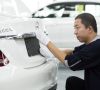 Ein chinesischer Werksmitarbeiter bei der Produktion der Mercedes-Benz  C-Klasse Langversion bei Beijing Benz Automotive (BBAC).