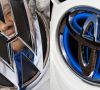 Logos von Volkswagen und Toyota