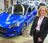 Werkleiterin Kerstin Lauer mit dem neuen Ford Focus