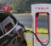 Tesla-Fahrzeug an einer Ladesäule