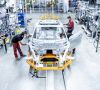 Audi kombiniert bei der Fertigung des e-tron GT Handwerk und Smart Factory