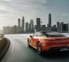 Ein Porsche mit Shell-Aufdruck fährt elektrisch über die Autobahn.