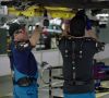Passive Exoskelette werden in der Automobilindustrie etwa für Überkopfarbeiten eingesetzt.