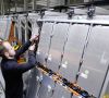 VW-Mitarbeiter arbeitet an Batteriesystem