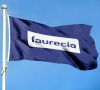 Faurecia-Logo auf Fahne.