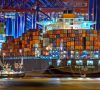 Ein Containerschrift im Hamburger Hafen befördert Fracht.