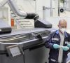 Zwei Produktionsmitarbeiter in Wolfsburg erproben neue Verfahren im 3D-Druck