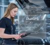 Eine Frau hält ein Tablet in einem Mercedes-Werk in der Hand | Mercedes-Benz testet ChatGPT in der Produktion