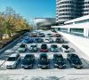 BMW-Fahrzeugportfolio vor dem Hauptsitz in München.