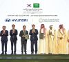 Vertreter von Hyundai und Saudi-Arabiens bei der Unterzeichnung ihres Joint-Venture-Vertrags: Das Gemeinschaftsunternehmen soll ab 2026 50.000 Fahrzeuge jährlich produzieren - sowohl Verbrenner- wie auch Elektroautos.