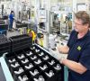 Ein Mann im Rheinmetall-Werk verarbeitet Zuliefererkomponenten für die Automotive-Branche.