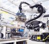 Ein Roboter hilft bei der Batterieproduktion.