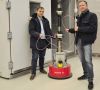 Bernd Langer (rechts) und Martin Kipfmüller haben an der Hochschule Karlsruhe ein Verfahren zur automatisierten Herstellung und Montage von Kabelbäumen entwickelt.