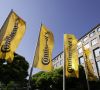 Gelbe Conti Flaggen mit schwarzer Aufschrift vor dem Conti-Gebäude