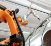 Roboterarm von Kuka arbeitet an der Karosserie eines Daimler-Autos
