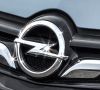 Opel-Logo auf der Motorhaube.