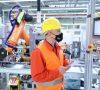 Ein Instandhaltungsingenieur von Audi kontrolliert die richtigen Parametereinstellungen einer Station der PPE-Fertigungslinie im Werk Györ.