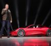 Tesla-Chef Elon Musk vor einem Tesla Roadster