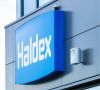 Haldex-Logo über dem Bürogebäude in Schweden.