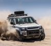Ein Land Rover Defender beim Einsatz in der Wüste.