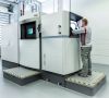 Mitarbeiter bedient den 3D-Drucker EOS M 400 zur Fertigung von Werkzeugsegmenten.