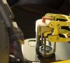 Zwei Roboter übernehmen im Kölner-Testzentrum von Ford zahlreiche Aufgaben von Testfahrern.