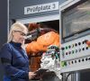Eine Expertin analysiert in der Leichtmetallgießerei des BMW Group Werks Landshut große Datenmengen mit Hilfe intelligenter Algorithmen.