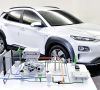 Ein Hyundai Kona Elektro vor der neuen Wärmepumpentechnologie.