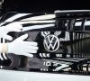 Eine Hand mit Gummihandschuh kontrolliert den lack beim VW ID.3.