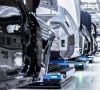 Eine Karosserie in einem Presswerk von Mercedes | Die europäischen Presswerke von Mercedes-Benz erhalten ab 2025 50.000 Tonnen grünen Stahl.