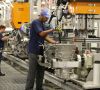 Zwei Mitarbeiter von ZF in den USA montieren ein 8-Gang-Automatgetriebe.