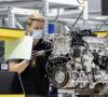 Ein Mann arbeitet an der Motorenproduktion im Daimler-Werk Untertürkheim.