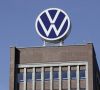 Volkswagen-Logo auf einem Gebäude am Hauptsitz Wolfsburg