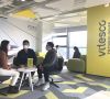 Chinesische Mitarbeiter von Vitesco Technologies sitzen in ihrem neuen Headquarter in Shanghai.