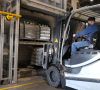 Ein BMW-Mitarbeiter in der Gießerei hebt ein Masselpaket mittels Gabelstapler in die Vorwärmstation.