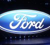 Ford-Logo auf einer Leinwand bei einer Präsentation