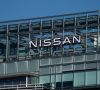 Nissan-Logo auf Gebäude