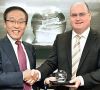 Dr. Kinam Kim, President of Semiconductor Business bei der Device Solutions Division von Samsung Electronics, und Ricky Hudi, Executive Vice President Electronic Development bei Audi.