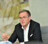 Jochen Weyrauch, stellvertretender Vorstandsvorsitzender der Dürr AG, sitzt an seinem Schreibtisch und gibt ein Interview.