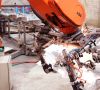 Roboter mit Bauteil im Gestamp-Werk