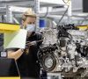 Die Motorenproduktion im Mercedes-Benz-Werk Untertürkheim läuft sukzessive hoch.