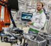 Škoda-Mitarbeiter mit Laptop vor neuer Roboter-Installation