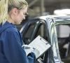 Angestellte im Paintshop bei Valmet Automotive hält eine Checkliste in der Hand.