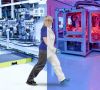 Eine Mitarbeiterin im Volkswagen-Werk Salzgitter läuft von der Motorenfertigung zur Zellfertigung.