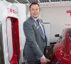 Tesla-Chef Elen Musk neben  Tesla-Auto