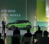 Opel-Chef Michael Lohscheller zeigt den neuen Mokka