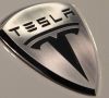 Tesla Logo auf einem Auto.