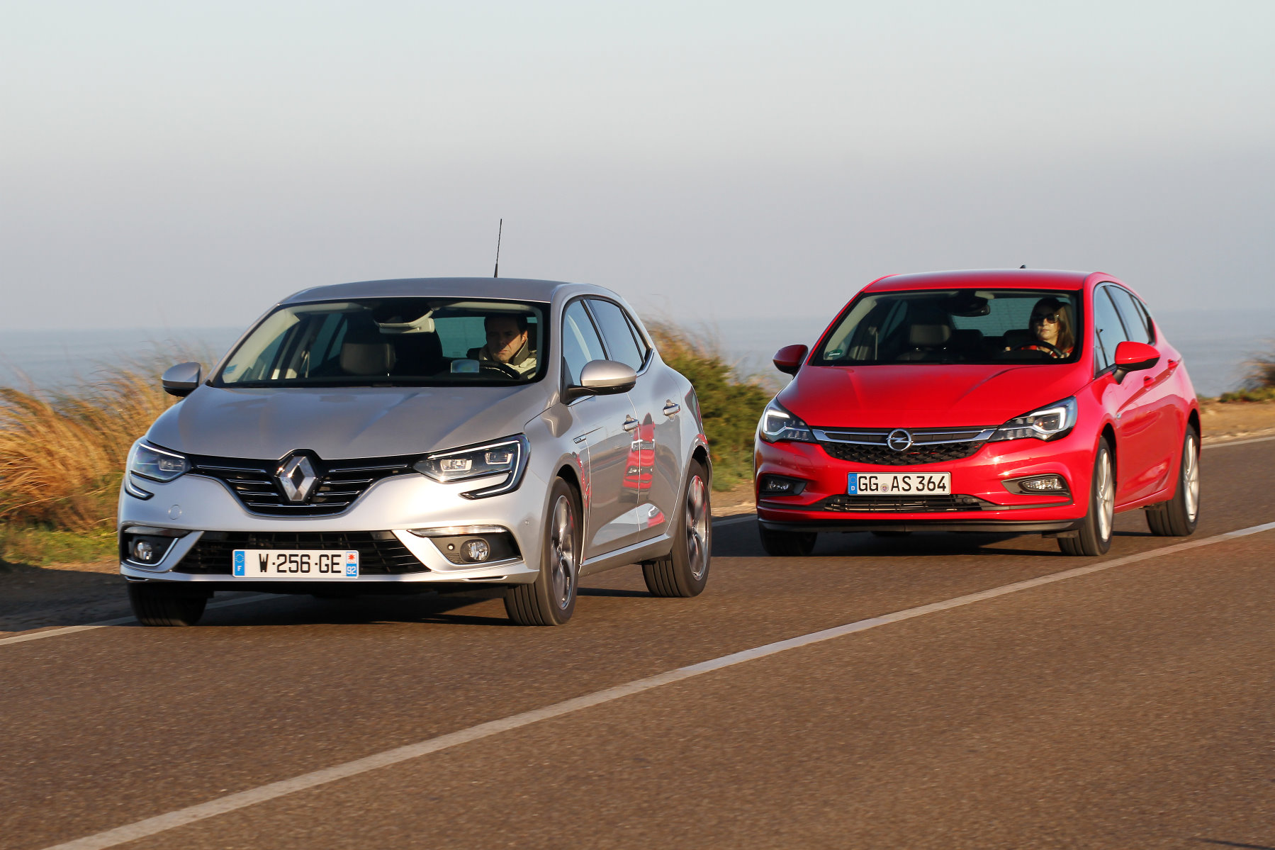Opel renault. Opel Astra vs Renault Megane. Volkswagen Golf vs Renault. Ренаулт Опель.